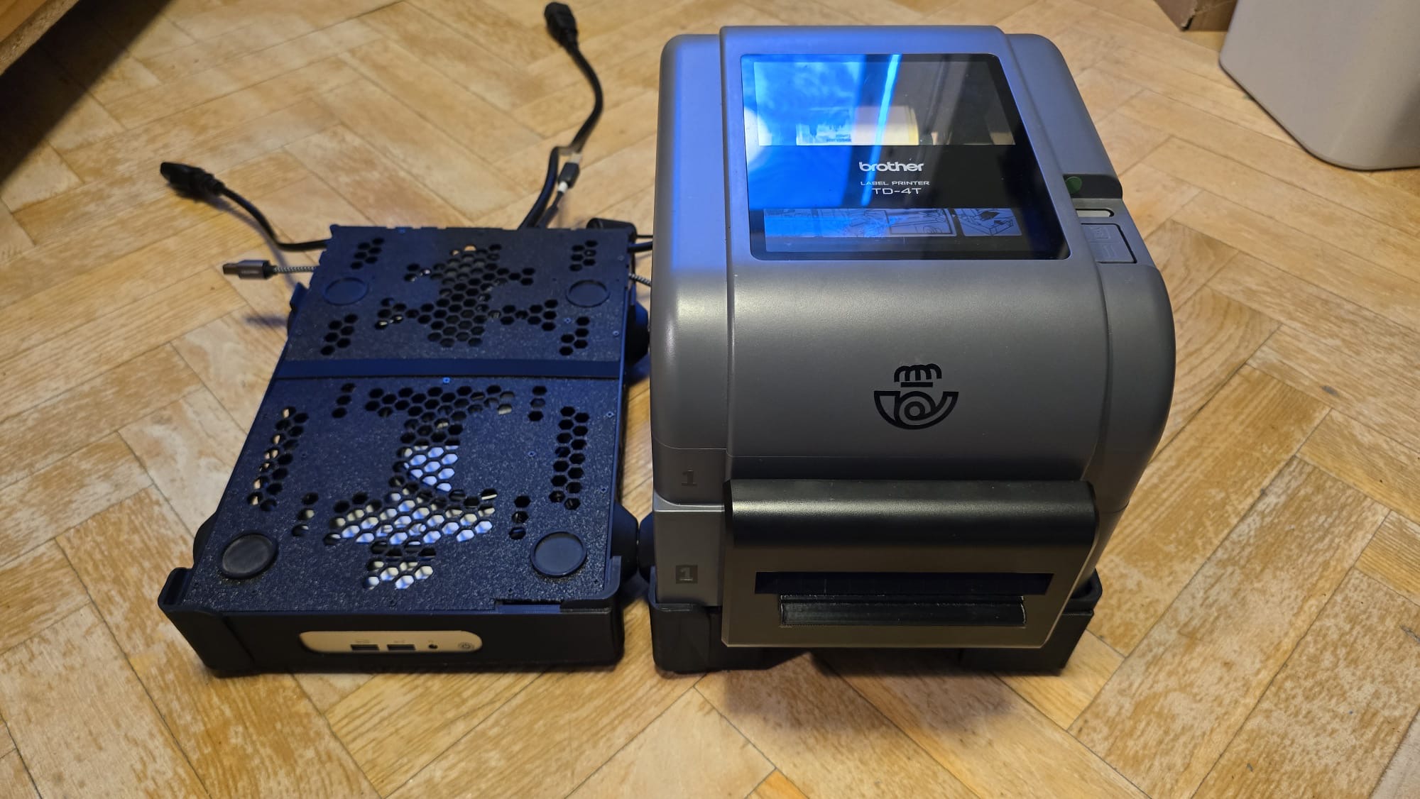Fotografía del Mini PC y las impresoras instalados (vista 1)