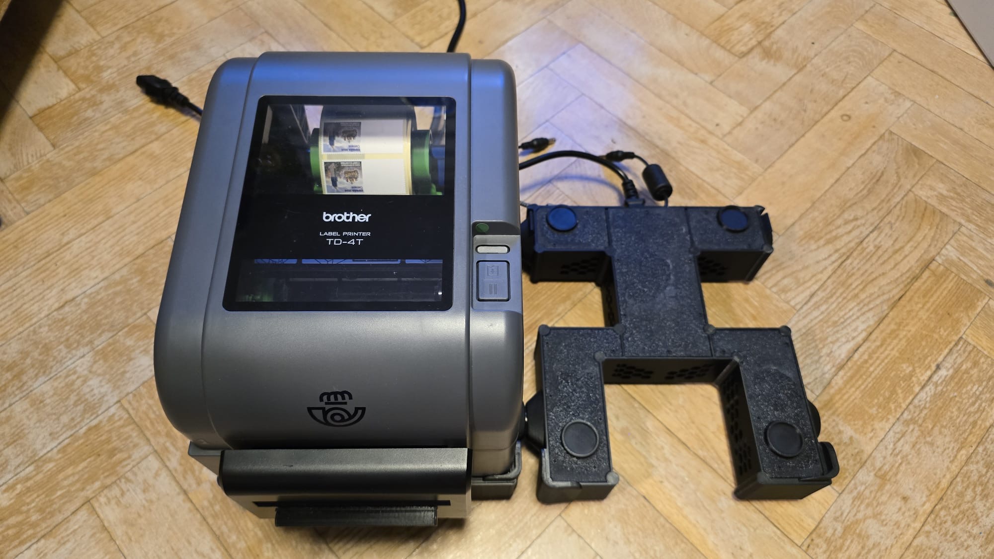 Fotografía del Mini PC y las impresoras instalados (vista 2)